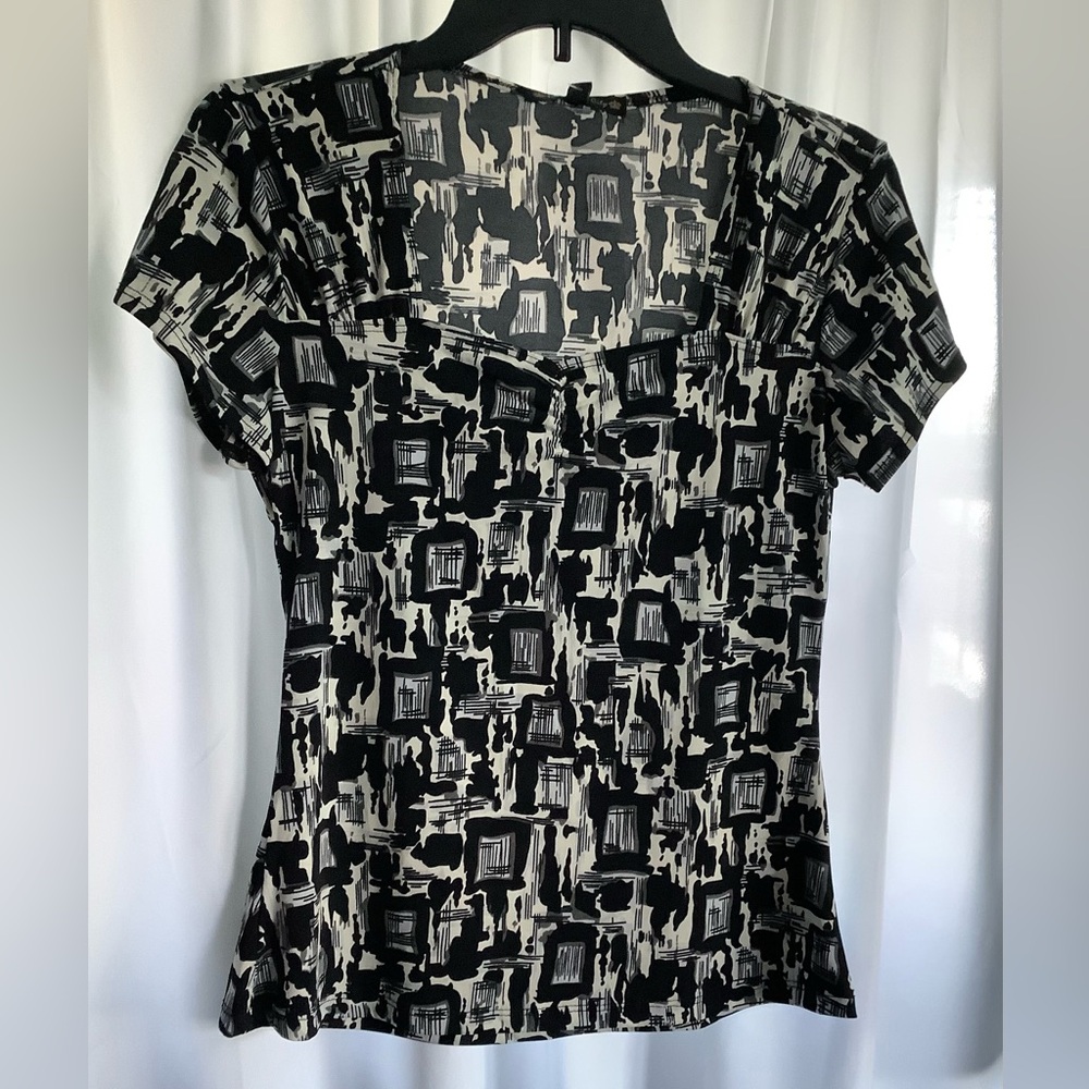 Suzie In The City  Med Top NWT Black And White Abstract Design